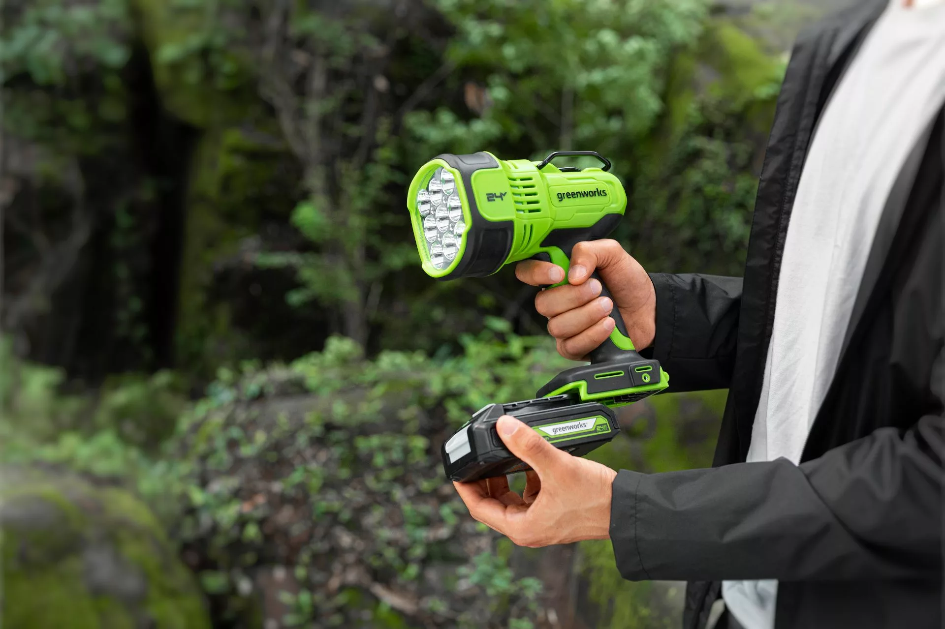 Greenworks 24V Spotlight - Image 3